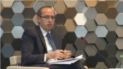 Premijer Kosova Avdulah Hoti na tribini "Platforme civilnog društva za dijalog" u organizaciji Kosovskog demokratskog instituta, 16. septembra 2020. (Foto: VOA)