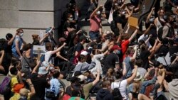 Protest u znak solidarnosti sa američkim demonstrantima održan je na Trafalgar skveru u Londonu 31. maja 2020.