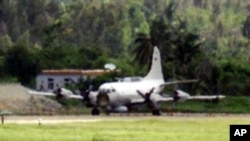 资料照片：被撞坏的美国EP-3E侦察机停在海南岛陵水机场的跑道上。(2001年6月16日)