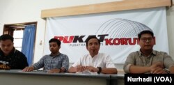 Zaenur Rohman (baju putih) dan peneliti Pukat Korupsi UGM pesimis penanganan kasus kekerasan terhadap KPK. (Foto: Nurhadi)