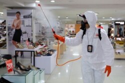 Seorang anggota Palang Merah Indonesia menyemprotkan cairan disinfektan di dalam sebuah pasar swalayan untuk mecegah penyebaran wabah virus corona (COVID-19), di Jakarta, 17 Maret 2020. (Foto: Reuters)