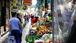 Ulični štandovi sa voćem i povrćem duž Ruzveltove avenije u Njujorku, 27. maja 2020.