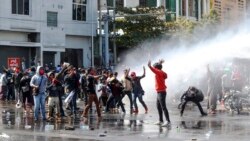 Policija koristi vodeni top da rastera demonstrante u Mandaleju, 9. februara 2021.