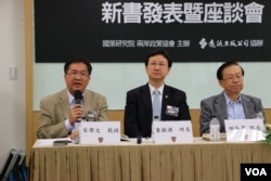 政大特聘教授童振源（中）