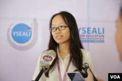 កញ្ញា តាន់ អេង កញ្ចនិត្យ និស្សិតឆ្នាំទីពីរ ដែលកំពុងសិក្សាផ្នែកវិស្វកម្ម វិទ្យាសា្ថនបច្ចេកវិទ្យាកម្ពុជានិងជាបេក្ខជនម្នាក់ចូលរួមក្នុងសិក្ខាសាលាថ្នាក់តំបន់ស្តីពីរការសិក្សាមុខវិជ្ជា STEM របស់គម្រោងមេដឹកនាំយុវជនវ័យក្មេងនៅអាស៊ីអាគ្នេយ៍ (YSEALI) និយាយជាមួយអ្នកកាសែត កាលពីថ្ងៃទី២៨ កុម្ភៈ ២០១៨ ក្នុងរាជធានីភ្នំពេញ។(ទុំ ម្លិះ/VOA)