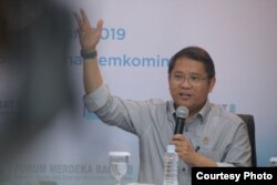 Menkominfo Rudiantara katakan pembatasan media sosial ini "bersifat sementara dan bertahap."