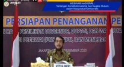 Ketua Mahkamah Konstitusi, Anwar Usman dalam sebuah webinar (tangkapan layar: Petrus Riski/VOA).