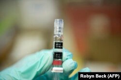 Seorang perawat mengisi jarum suntik dengan vaksin hepatitis di klinik imunisasi gratis untuk siswa sebelum awal tahun ajaran, di Lynwood, California, 27 Agustus 2013. (Foto: AFP/Robyn Beck)