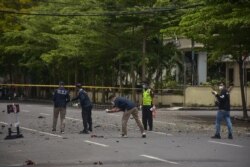 Polisi forensik memeriksa lokasi tersebut setelah diduga bom meledak di dekat sebuah gereja di Makassar pada 28 Maret 2021. (Foto: AFP/Indra Abriyanto)