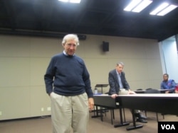 曾在香港报道中国的记者佛朗森（左）以及齐麦可(美国之音记者 容易拍摄)