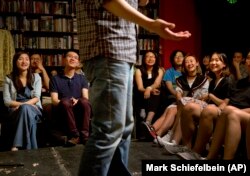 在北京一家书店表演的西方式脱口秀吸引了年轻观众（资料图，2015年5月24日）