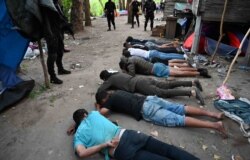 Pripadnici Ministarstva unutrašnjih poslova Srbije tokom akcije "Plaža", usmerene ka otkrivanju iregularnih migranata, u mestu Srpski Krstur u opštini Novi Kneževac, u Vojvodini, Srbija, 4. jula 2021. (Foto: MUP Srbije)