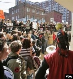Menurut Abidah, dalam banyak hal komunitas Universitas Rutgers sangat bersahabat terhadap mahasiswa Muslim. Setiap minggu – tidak hanya selama bulan Ramadan – diadakan ceramah mengenai agama Islam di Campus Center.