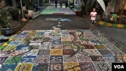 Permainan tradisonal ular tangga juga dilestarikan agar dikenal anak-anak, selain olah raga pada umumnya. (Foto: Petrus Riski/VOA)