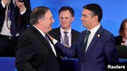 Američki državni sekretar Majk Pompeo i makedonski šef diplomatije Nikola Dimitrov na ministarskom sastanku NATO-a u Vašingtonu