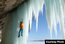 Conrad Anker ឡើង​ទឹក​ធ្លាក់​ដែល​កក ដែល​ថត​នៅក្នុង​ឧទ្យាន Rocks National Lakeshore ដែល​ស្ថិត​ក្នុង​រដ្ឋ មីឈីហ្គេន។ (រូបថត៖ Barbara MacGillivray, Courtesy of MacGillivray Freeman Films)