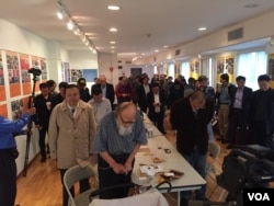 与会者向文革中的死难者默哀（美国之音方冰拍摄）