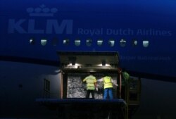 Vaksin COVID-19 AstraZeneca tiba di Bandara Internasional Soekarno-Hatta, Tangerang, pinggiran Jakarta, 8 Maret 2021. (Muhammad Iqbal / Antara)