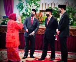 Tri Rismaharini, Wali Kota Surabaya, yang baru dilantik menjadi Menteri Sosial berbincang dengan beberapa menteri lainnya, di Istana Negara, Rabu, 23 Desember 2020. (Foto: Biro Pers Sekretariat Presiden)