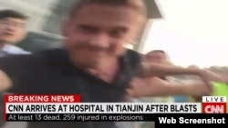 美国有线电视网CNN记者威尔·里普利（Will Ripley）8月13日在天津一家医院门前连线报道被中断。(网络视频截图)