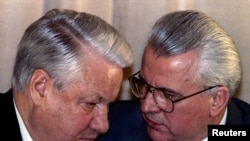 Belarus -- Russian President Boris Yeltsin (L) listens to Ukrainian President Leonid Kravchuk during a press-conference after CIS Summit in Minsk April 16, 1993