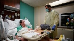 Meri Hejs, pacijentkinja sa Kovidom-19, razgovara sa svojim lekarom u bolnici u Indijanapolisu u Indijani, 14. decembra 2020.