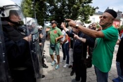 Demonstranti ispred policijskog kordona protestuju protiv sutrašnjeg ustoličebnja episkopa Joanikija, u Cetinju, Crna Gora, 4. septembra 2021.