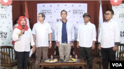 Pelaku industri digital kreatif Cimahi Rudy Suteja (kedua kiri), presenter Choky Sitohang (tengah), dan Galih Sedayu dari Indonesia Creative City Networks (ICCN) berbicara dalam acara Talkshow di Cimahi (VOA/Rio T.)