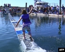 布斯湾渔民节活动之一:龙虾箱子跑步赛