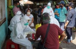 Pelaksanaan rapid tes di salah satu pasar di Surabaya (Foto: Humas Pemkot Surabaya).