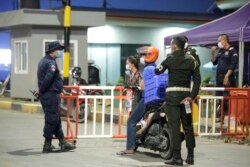Police officers stand guard at a blocked street after Prime Minister Hun Sen ordered a two-week lockdown in Phnom Penh, Cambodia, on Thursday, April 15, 2021. (Hean Socheata/VOA Khmer)