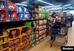 미국 일리노이주 휘튼의 식료품 가게에서 한 여성이 장을 보고 있다.