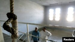 یەکێک لە هۆڵەکانی زیندانی ئەبوغرێب کە لە ماوەی 24 ساڵی دەسەڵاتی سەدام حسێندا لە عێراق هەزاران زیندانی سیاسی بە دڕەندەترین شێوە تێدا ئەشکەنجە دراوە، وێنەکە لە پاش پرۆسەی ئازادی عێراق لە 22ی مانگی چواری 2003 گیراوە