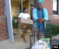 Maimuna senang bisa mendapat bahan makanan gratis bantuan dari program "Herndon Without Hunger".