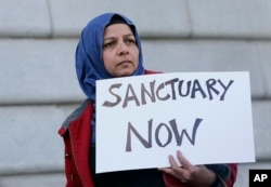 Moina Shaiq di sebuah aksi protes di luar balai kota di San Francisco, 25 Januari 2017 untuk memprotes kebijakan imigrasi Trump