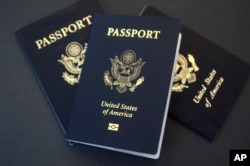 放在德克萨斯州达拉斯一张桌子上的美国护照。（资料照）