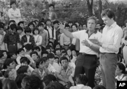 1988年6月1日，美国驻华大使温斯顿·洛德在北京大学的露天讲座中对300多名中国学生讲话，回答的问题从如何获得美国签证到如何评估毛泽东。洛德说，毛有远见，但邓小平是他见过的最令人印象深刻的世界领导人之一。