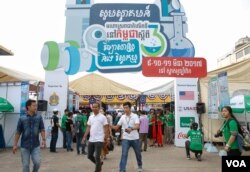 មហោស្រព​ជាតិ​លើក​ទី​៣​នៅ​កម្ពុជា​ ស្តីពី​វិទ្យាសាស្ត្រ​ និង​វិស្វកម្ម​ នៅឯ​ស្តាត​អូឡាំពិក​ ក្នុង​រាជធានី​ភ្នំពេញ​ កាល​ពី​ថ្ងៃ​ទី​៩​ ខែ​មិនា​ ឆ្នាំ​២០១៧។ (ហ៊ាន សុជាតា/VOA)