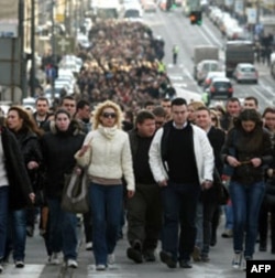 Oko hiljadu mladih, uglavnom pripadnika omladine DS-a, prošetalo je ka Novom groblju, gde su položili cveće i upalili sveće na grobu pokojnog premijera Srbije Zorana Djindjića u Aleji velikana