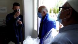 Pemeriksaan suhu tubuh sebelum masuk masjid komunitas Indonesia, IMAAM Center, Maryland.