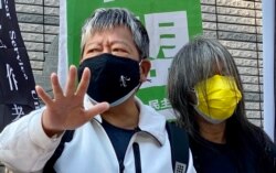 支联会主席李卓人举起五指寓意继续前进反送中运动五大诉求（美国之音/汤惠芸）