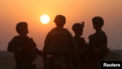 Sejumlah tentara Amerika di Qayyara, selatan Mosul, Irak, pada Oktober 2016.