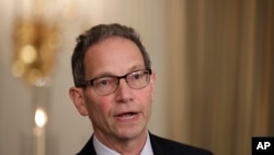 Analitičar Čarls Kapčan (arhivski snimak).