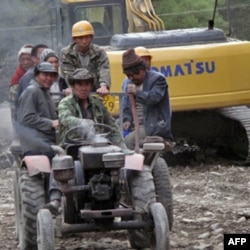 其它车辆绕过挖土机从我们身边驶过