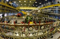 Pemandangan umum ruang turbin unit reaktor nomor empat PLTN Paks di Paks, 120 km sebelah timur Budapest, 21 Maret 2011. (Foto: REUTERS/Laszlo Balogh)