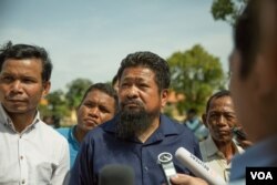 រូបឯកសារ៖ អតីតតំណាងរាស្ត្រគណបក្សសង្គ្រោះជាតិ លោក អ៊ូ ច័ន្ទរ័ត្ន ផ្ដល់បទសម្ភាសដល់អ្នកសារព័ត៌មាន ក្បែរអគារតុលាការកំពូល កាលពីថ្ងៃទី២២ ខែសីហា ឆ្នាំ២០១៨។ (ទី អូលីស្សា/VOA)