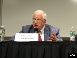 前美国驻中国大使芮效俭（美国之音钟辰芳拍摄）