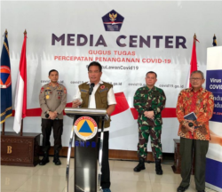Jubir Gugus Tugas Percepatan Penanganan COVID-19 di BNPB, Prof. Wiku Adisasmito memberi penjelasan kepada media. (Foto: IG@wikuadisasmito)