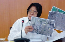 Menteri Sosial Tri Rismaharini menunjukkan hasil geo-tagging rumah ASN penerima Bansos, dalam tangkapan layar. (Foto: VOA/Nurhadi)