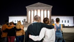 Na vest o smrti Rut Bejder Ginzberg, ožalošćeni Amerikanci počeli su da se okupljaju ispred zgrade Vrhovnog suda.